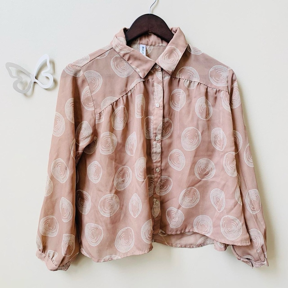 💘 RVCA CIRCLE DOTTED CHIFFON BLOUSE - URBAN OUTFITTERS